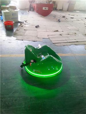 廣場(chǎng)漂移電瓶碰碰車與閃光彩燈飛碟碰碰車 中國(guó)制造的娛樂(lè)新寵
